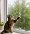 Zolux Zabawka zawieszana dla kota Pompon ze sprężyną Malo 80cm różowy